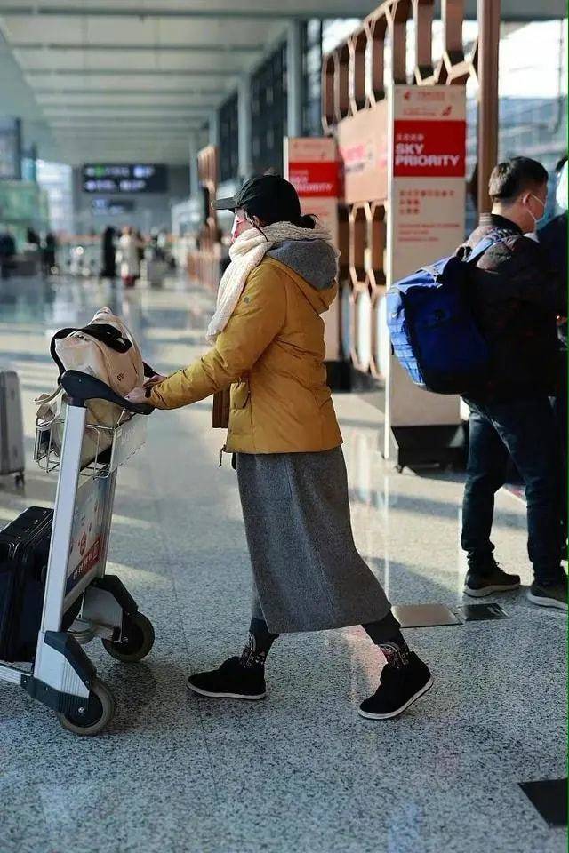 服装 47岁周迅穿搭朴素带男友见父母，脸比小13岁的男友还嫩