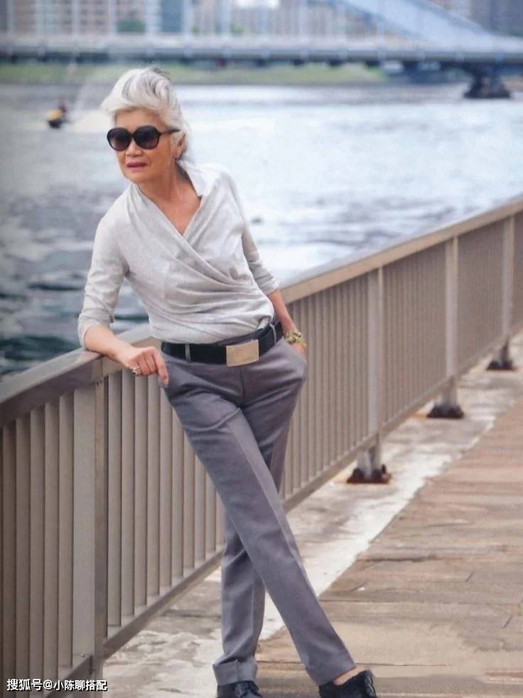 套装 80岁微胖奶奶老去之后照样时髦,满头白发也能穿出优雅气场