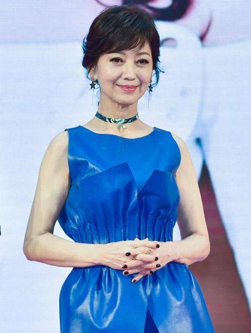 女神48岁黎姿情人节晒照美貌依旧，双手青筋暴起，暴露老态