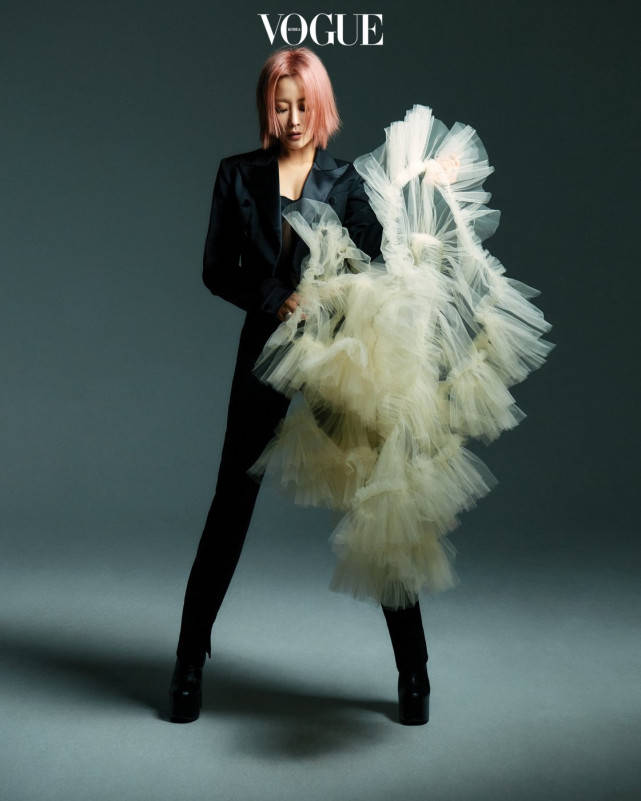 叛逆 44岁金喜善大变成叛逆少女!化烟熏妆染发太意外,关键气质出众