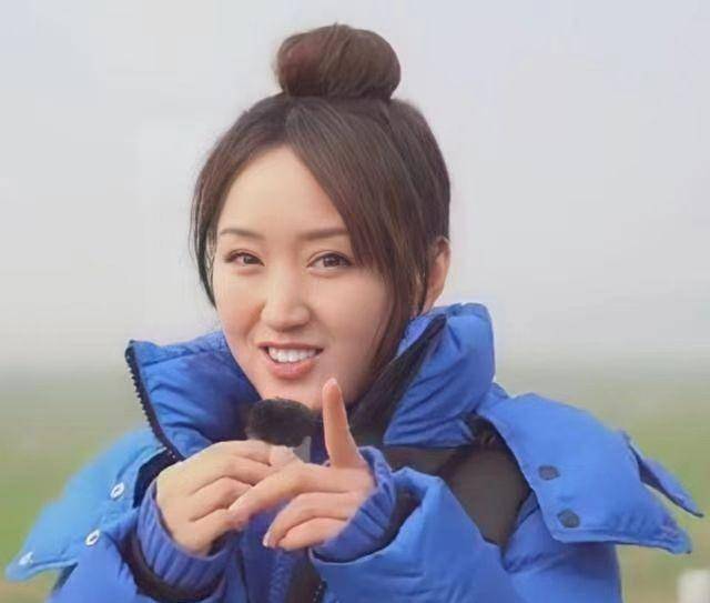 材质 杨钰莹扎丸子头好娇嫩,穿毛衣裙也要秀出细腿,身材太高级了