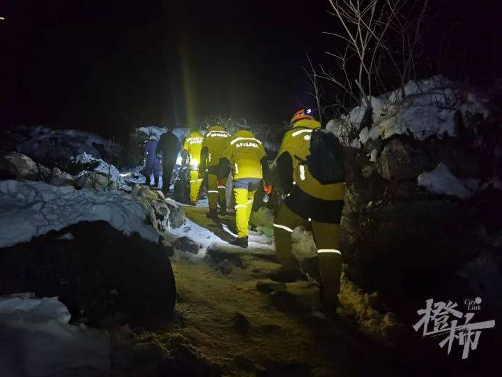 赏雪|一对男女游客赏雪失联，警方和救援组织连夜上山搜救