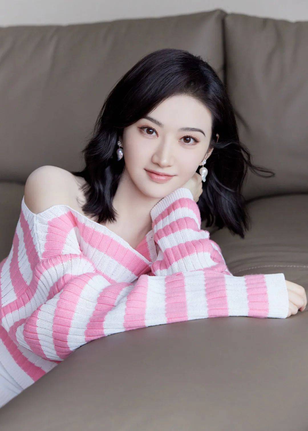 对比 景甜的两套套装,粉白条纹的甜美,拼接白色的时尚干练