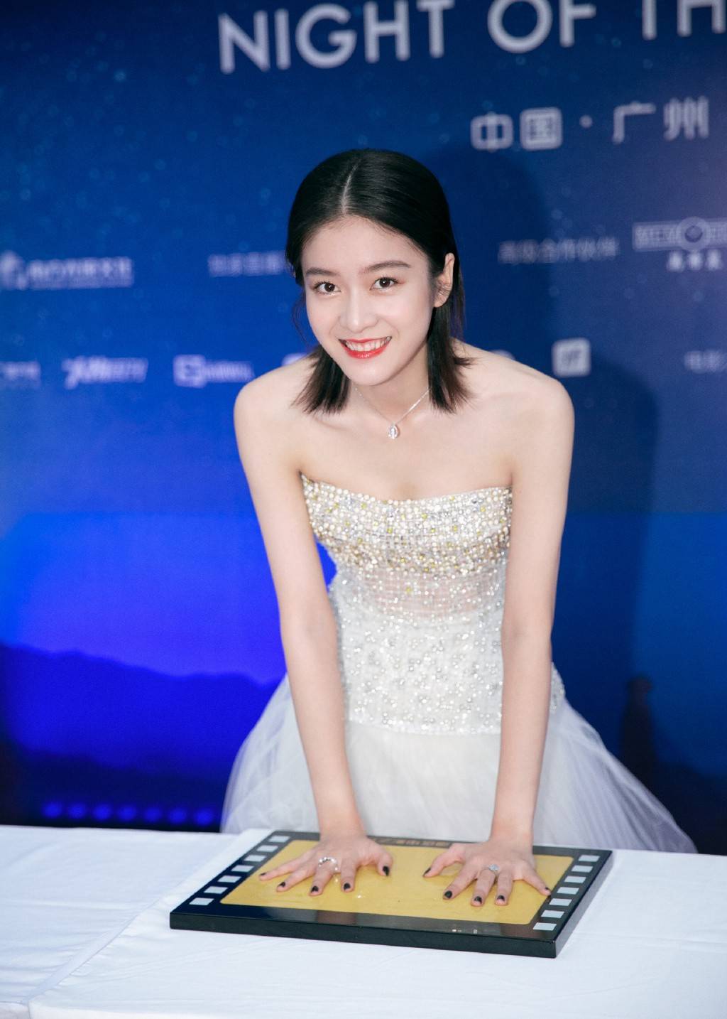 才发现张雪迎这么美,穿抹胸轻纱裙仙气十足,小腰更是纤细吸睛_衬衣