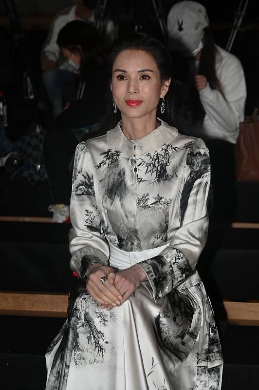 整体 李若彤一袭水墨画长裙出席活动，生图还是那么美，优雅还有气质