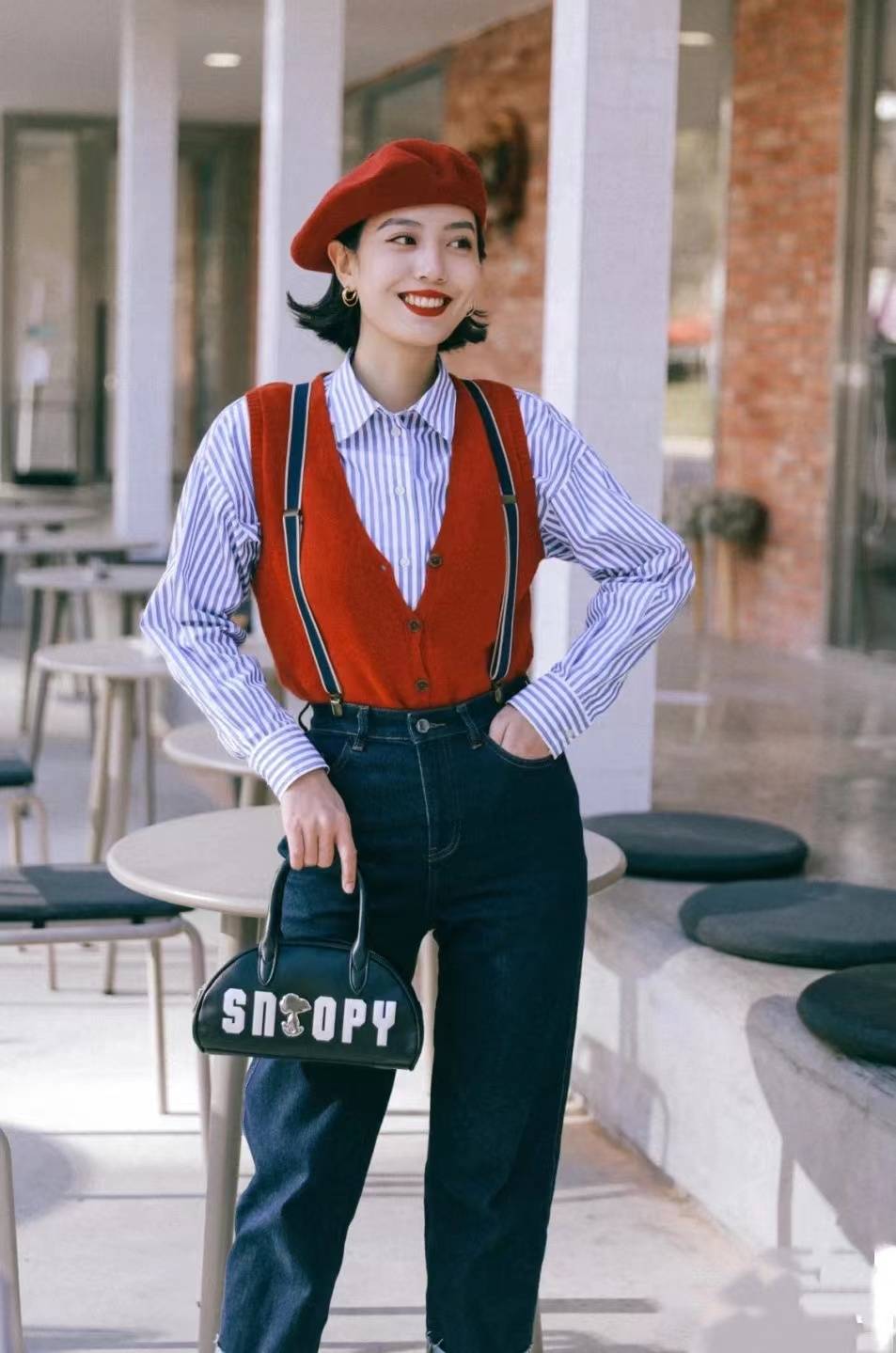 细节 春日复古范，就选“红蓝撞色”，俏皮又精致，做个不一样的姑娘