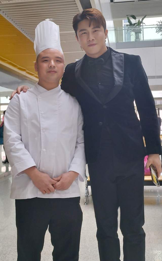 脸盆哥精彩亮相天津卫视跨时代战书,与演员曹颖合作