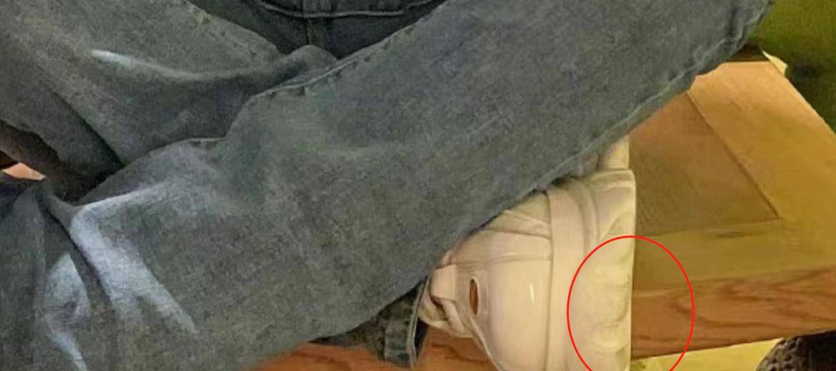 张碧晨晒收工照,穿鞋将脚放在酒店桌子上,鞋被扒与华晨宇是同款_复合