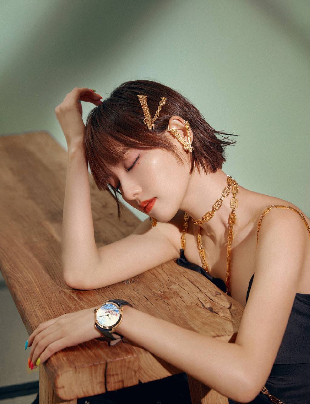 血色 张嘉倪哪像俩孩子的妈,穿修身裙后背只有几根带子,线条感太强了