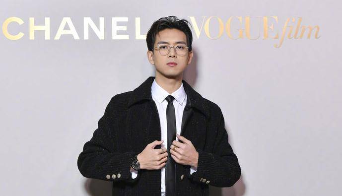 身材 “韩商言”和“米邵飞”同框，李现穿风衣更有型，上演致命眼镜杀