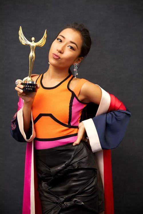 鼻梁有一种“整容”叫吉克隽逸卸妆,素颜曝光后:要是不化妆早红了