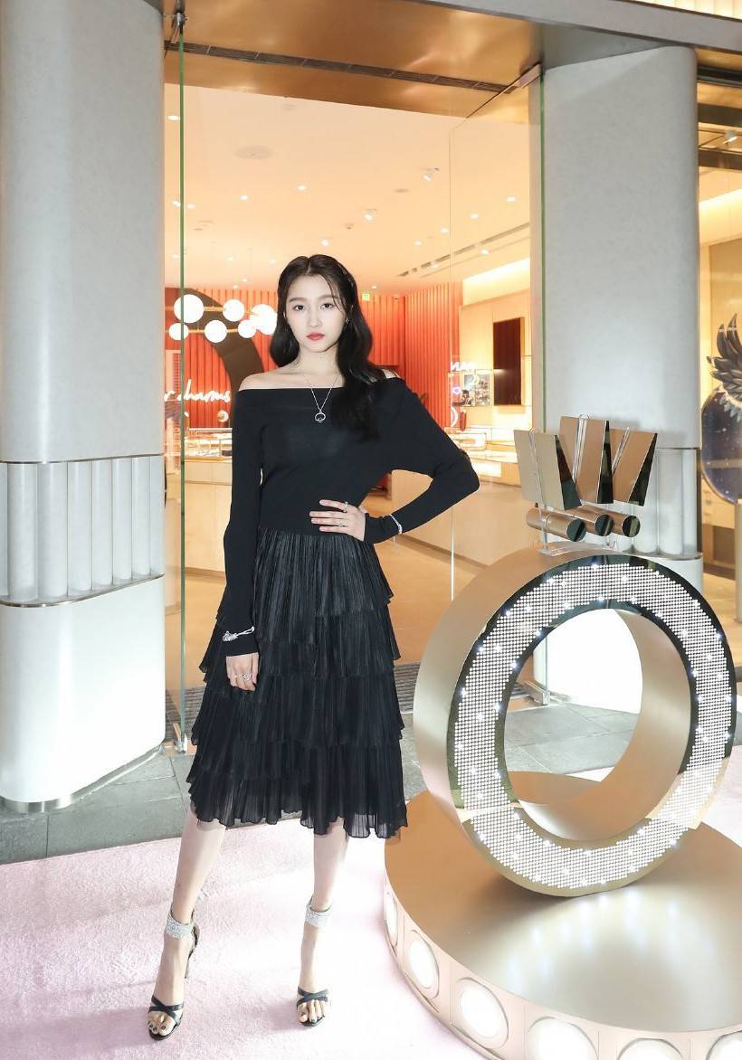 原创关晓彤这气质绝了穿露肩黑色蛋糕裙配高跟鞋优雅不失少女感