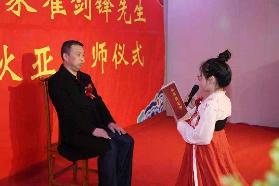 著名书法家聂本立先生致词.拜师仪式由上蔡县电视台主持人董磊主持.