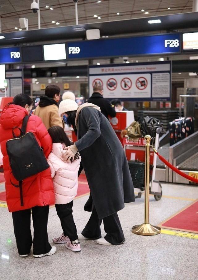 卫衣 姚晨一家四口同框挺幸福，穿大衣配卫衣潇洒率性，看得出中年气场