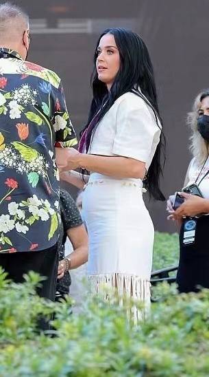 身材 水果姐素颜出门!1岁女儿穿粉裙超可爱,一头金发遗传了精灵王子