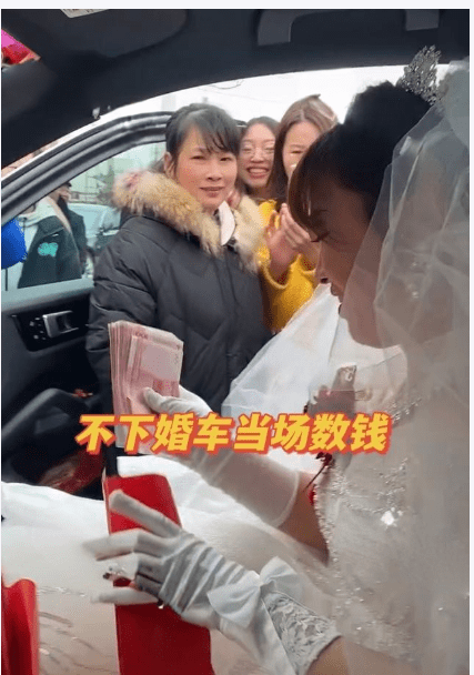 原创江西新娘不下婚车坐等清点6万6下车礼网友新娘数钱动作太丑