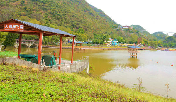 在英德寶晶宮鑽溶洞泡溫泉住船塢宿房車釣大魚爽歪啦