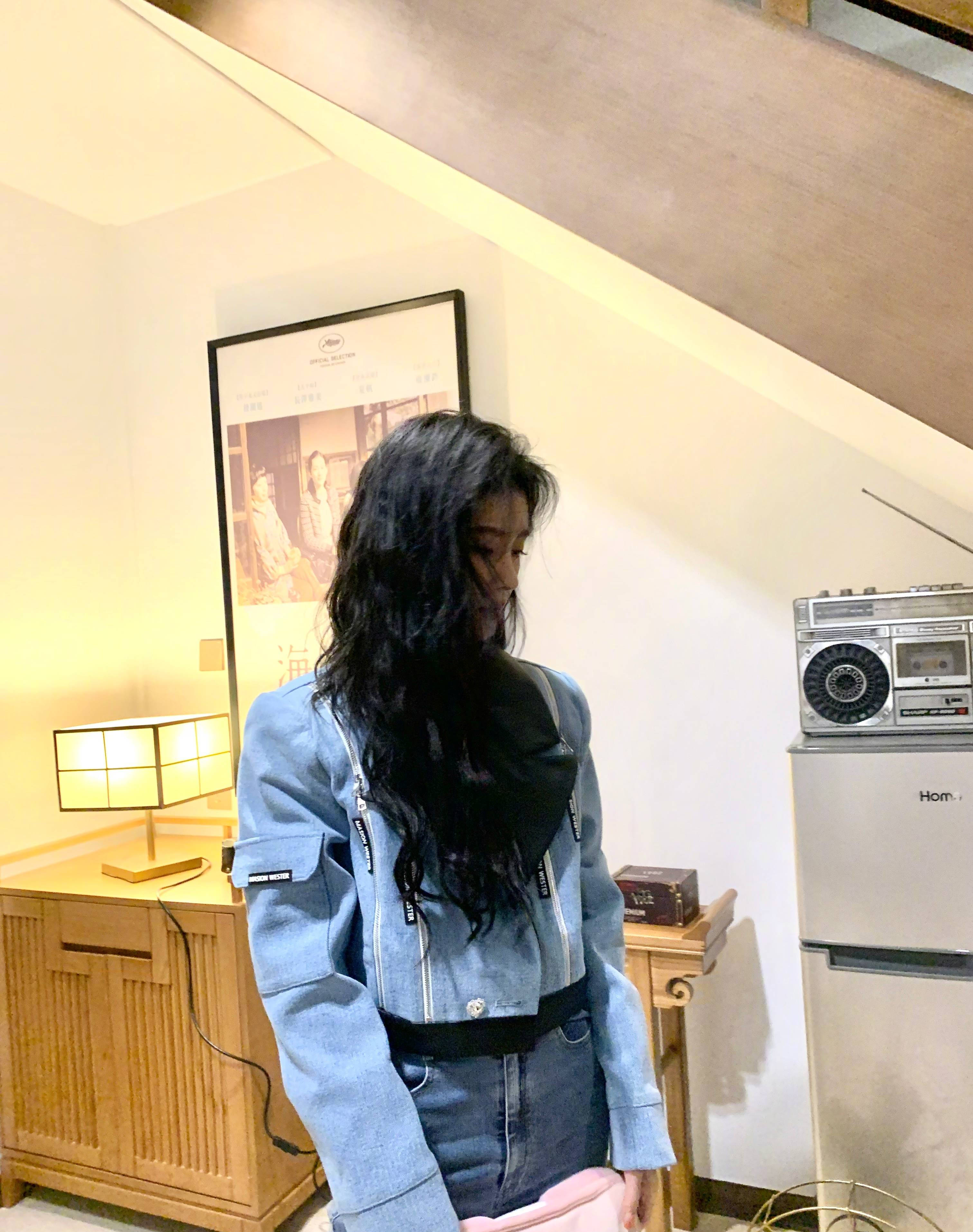 鞠婧祎复古造型眼波流转 皮肤白皙透亮氛围感拉满