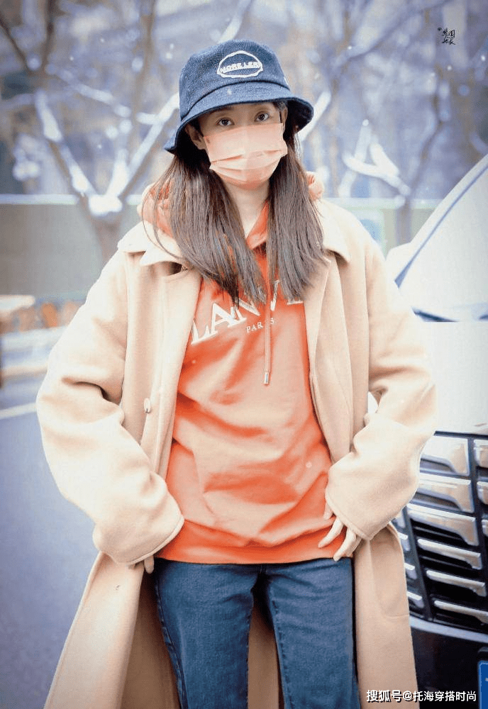 身材 张小斐越来越会穿了,格纹衬衫配西装裤简约高级,气质出众