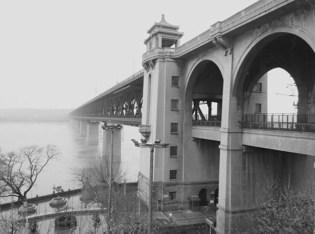 08分,湖北武汉长江大桥,一辆从汉口六渡桥开往武昌水果湖的1路公交车