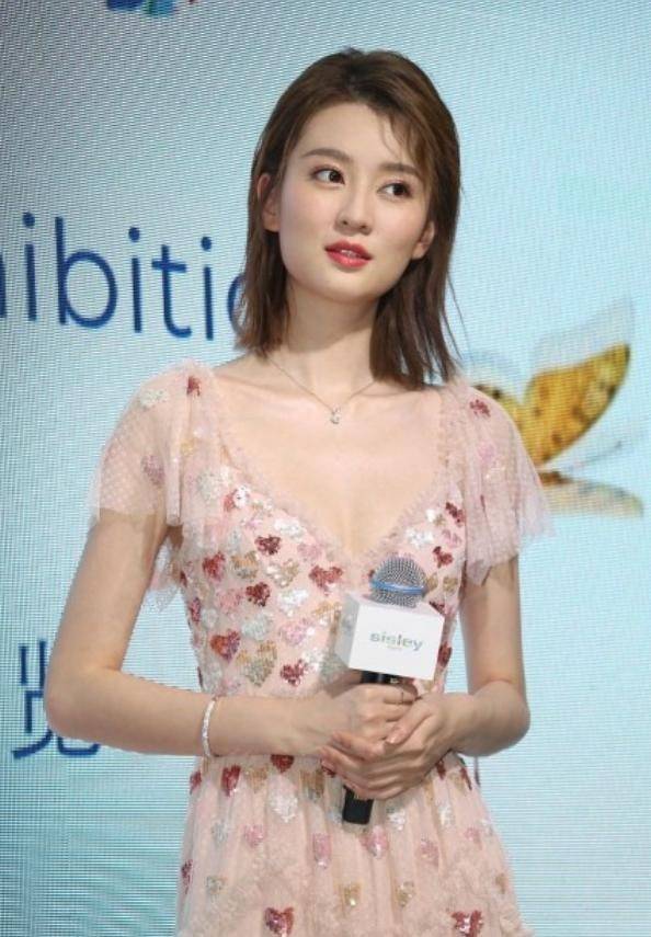 方脸 原来乔欣也是小方脸,虽然身上瘦的没啥肉,但脸上肉挺饱满的