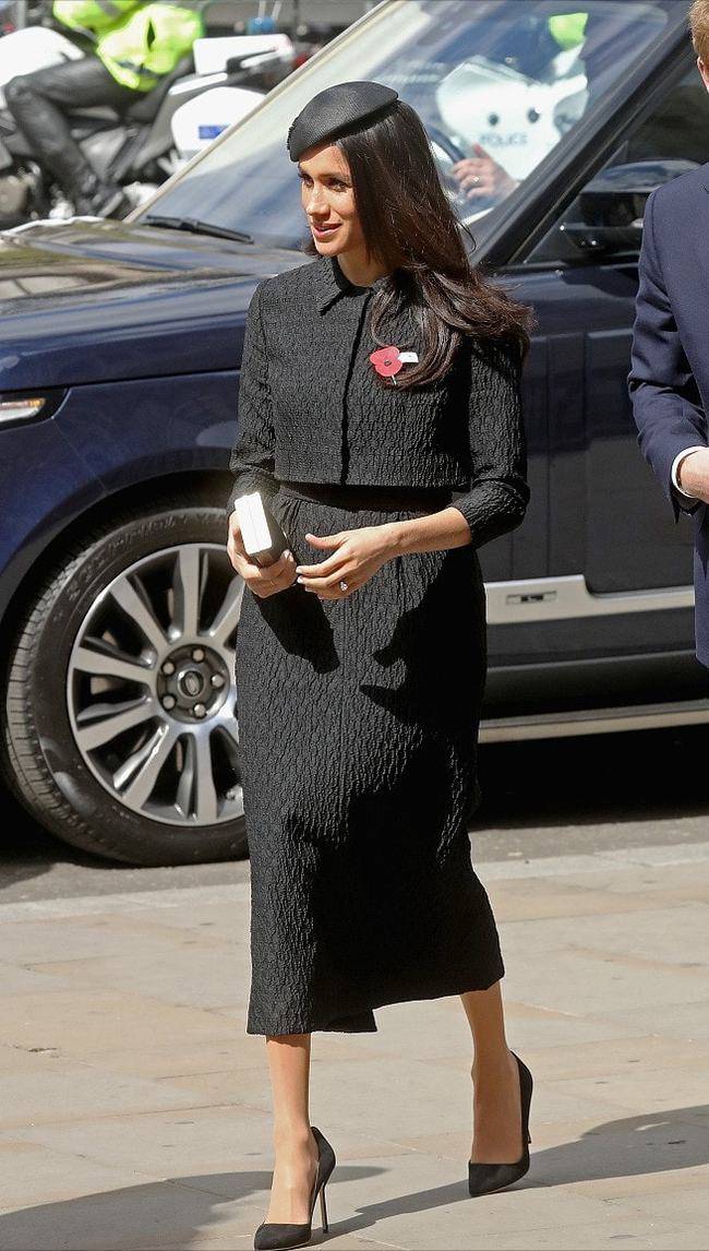 大气 梅根不当王妃穿衣更随意了,“睡衣套装”随性大气,穿成时尚博主