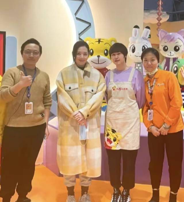 向太 小向太郭碧婷终于回归，带女儿探班向佐，穿棉服颜值回春气质绝