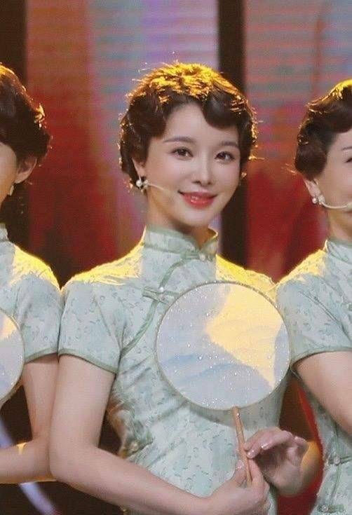 颜色 9位名嘴合体穿旗袍，朱迅搭凉鞋太突兀，张蕾烫发超富态