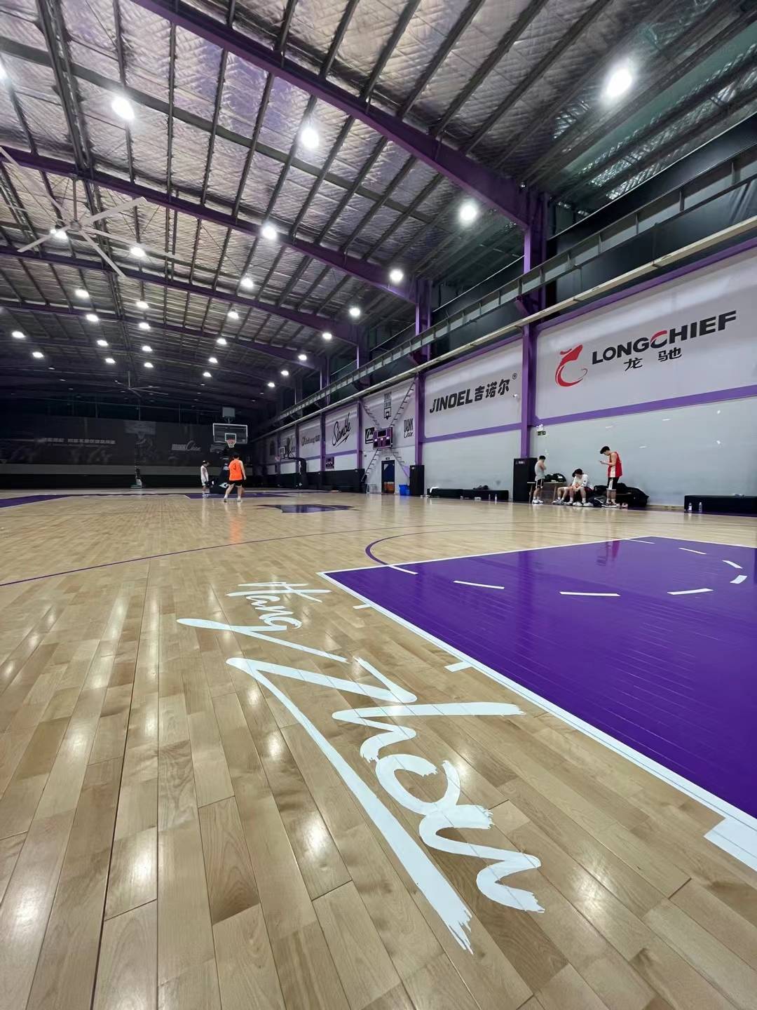 nba球队主场篮球地板彩漆的风格及实际运用(1)_应用_球馆_红色