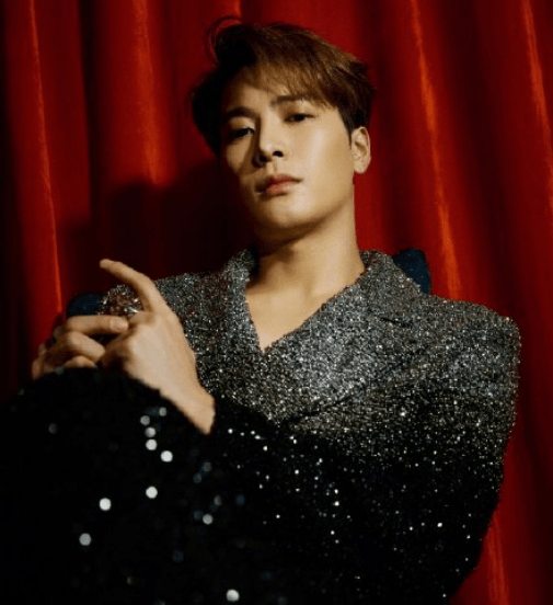 王嘉尔疑似恋爱,当事人还没回应,双方粉丝已开始互掐_网友_黄旭熙