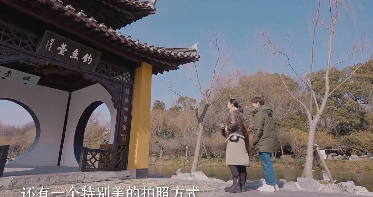 身材 44岁周韵人美就是不会打扮！穿羊羔毛针织裙上综艺划船，反被船娘抢镜