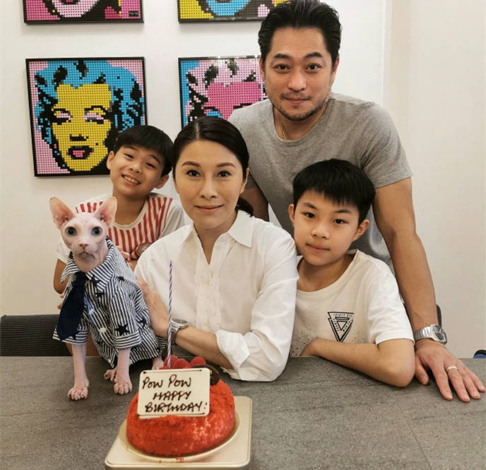 卢惠光前妻罕露面紧搂医生老公秀恩爱44岁已是4个孩子的妈