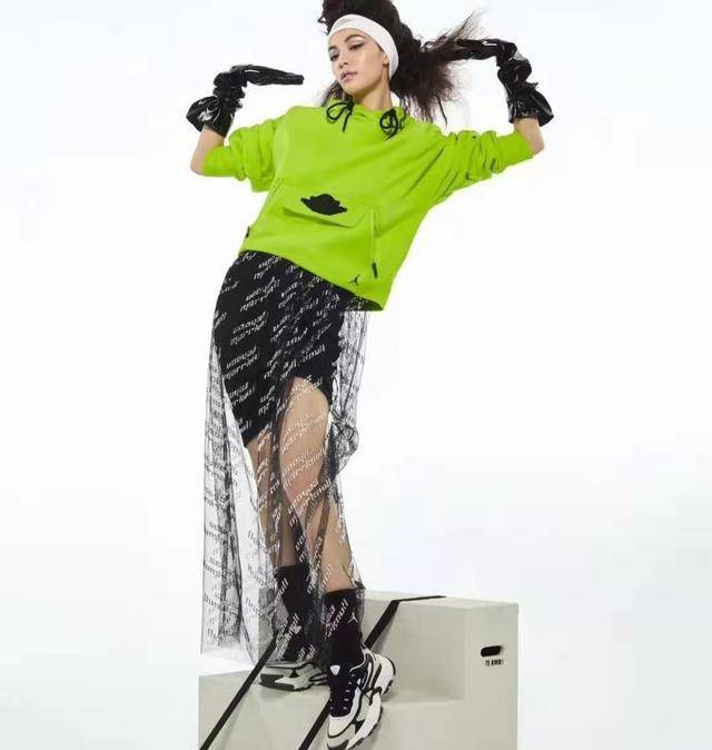 荧光 好莱坞华裔演员白灵晒照!59岁穿露脐装秀身材,“拖把头”吸睛