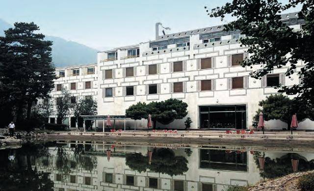 香山饭店几乎每一个设计点都被人诟病,尤其在1980年前后,10元一块的灰