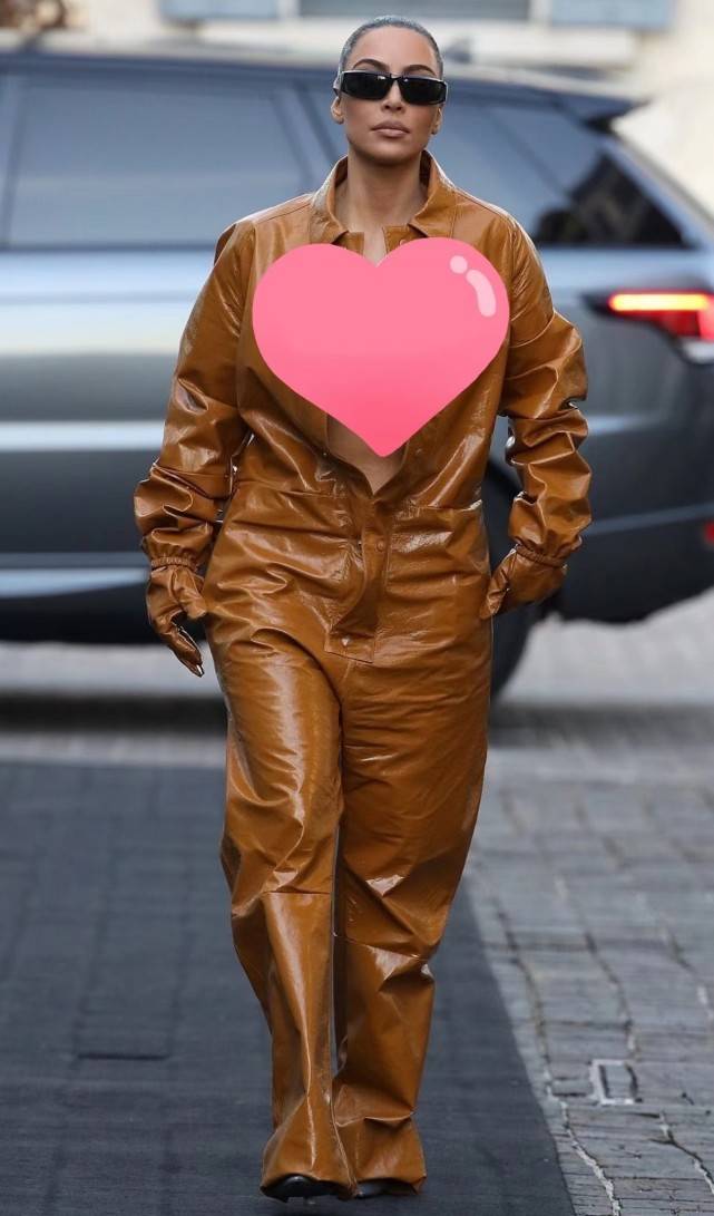 卡戴珊 坎爷前任与卡戴珊同台！柳烟橙皮衣+猫女妆超吸睛，身材比金姐好