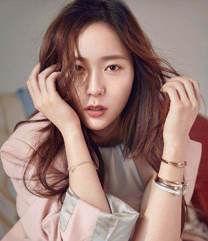 原创郑秀晶更新生活照墨镜怼脸拍好帅气皮肤状态超级好又a又飒