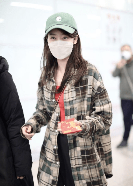 饱和度 张小斐这气质简直绝了！穿红配绿不仅不显俗气，反倒高级又时髦