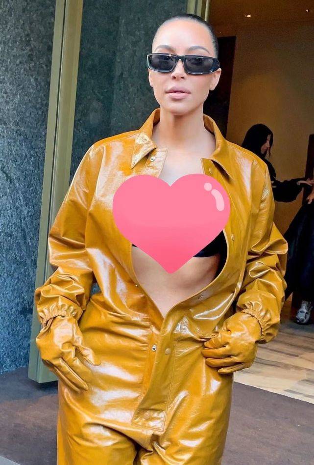 卡戴珊 坎爷前任与卡戴珊同台！柳烟橙皮衣+猫女妆超吸睛，身材比金姐好