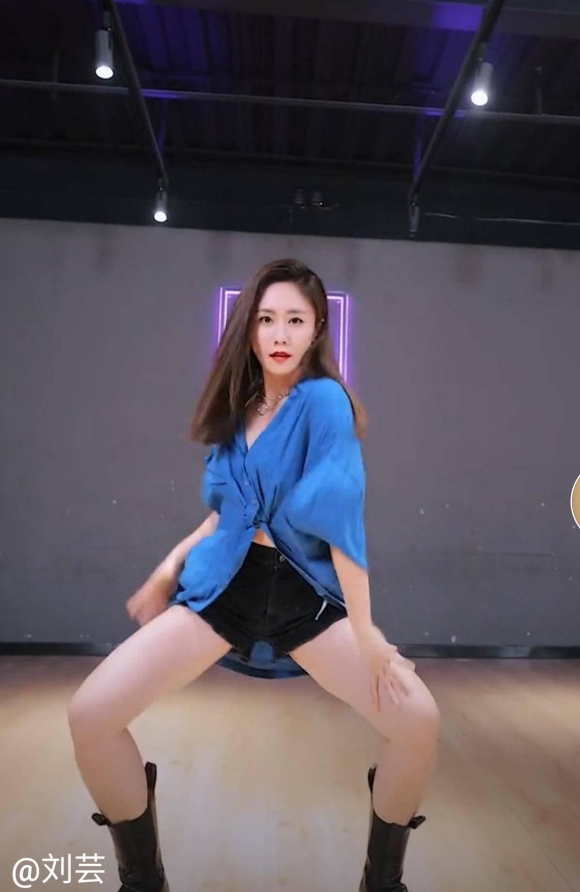 39岁刘芸火辣热舞穿超短裤露白嫩大长腿扭小蛮腰身材好性感