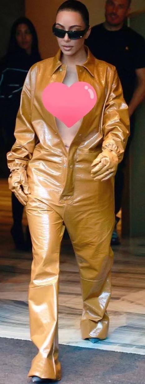 卡戴珊 金卡戴珊无比性感!裹黑色紧身衣秀出腰臀比,衣领开到腹部真敢穿