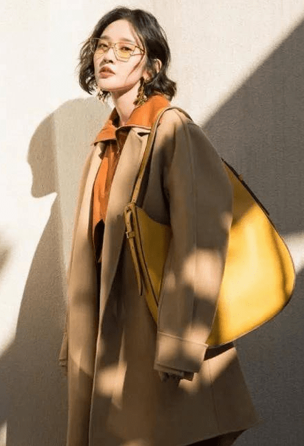 棕色 唐艺昕春季穿搭，西服+牛仔 展现不一样的魅力