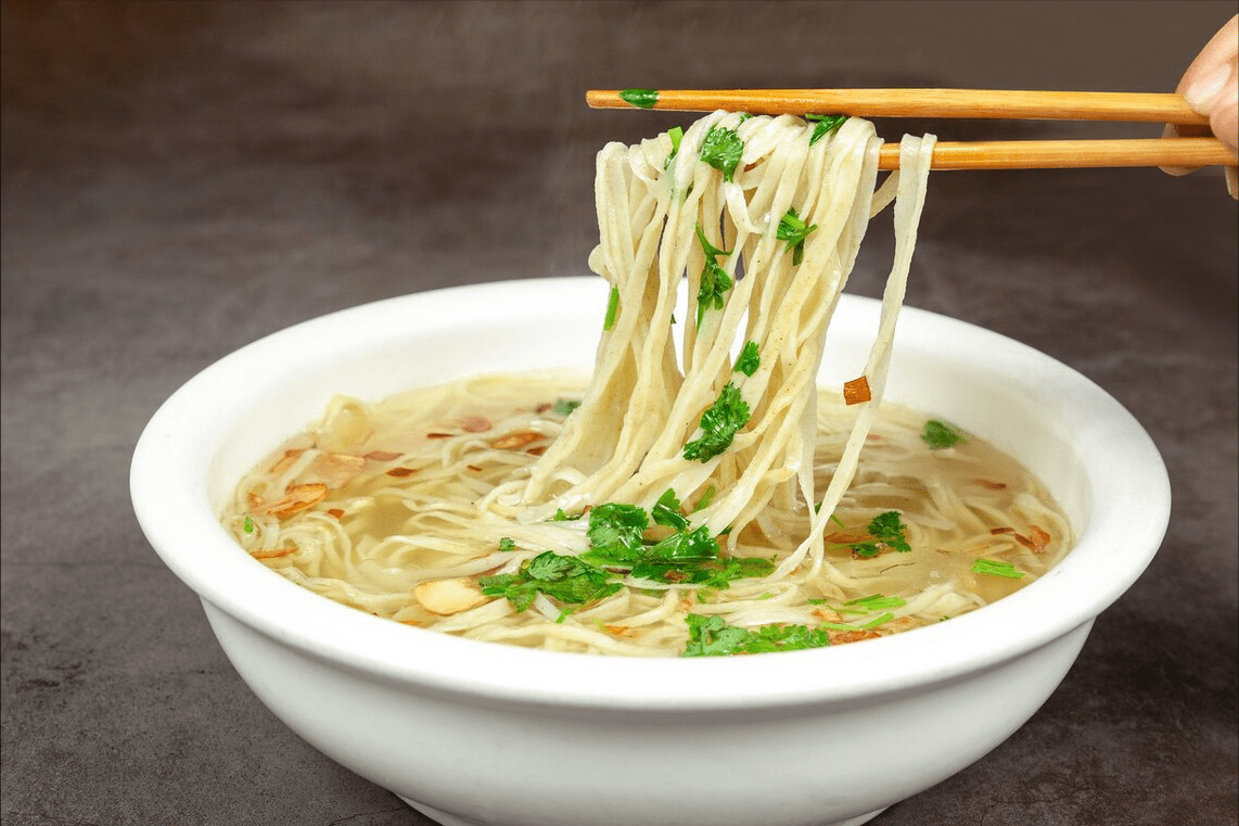 看到这里大家应该就知道了,分别吃的是小米饭还有杂面汤,吃这些也是