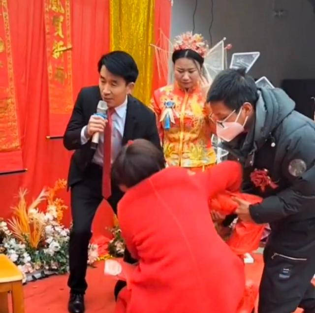 南阳新郎长跪不起 泪流满面感恩继母 继母 今个是大喜日子不哭 婚礼 儿子 新娘