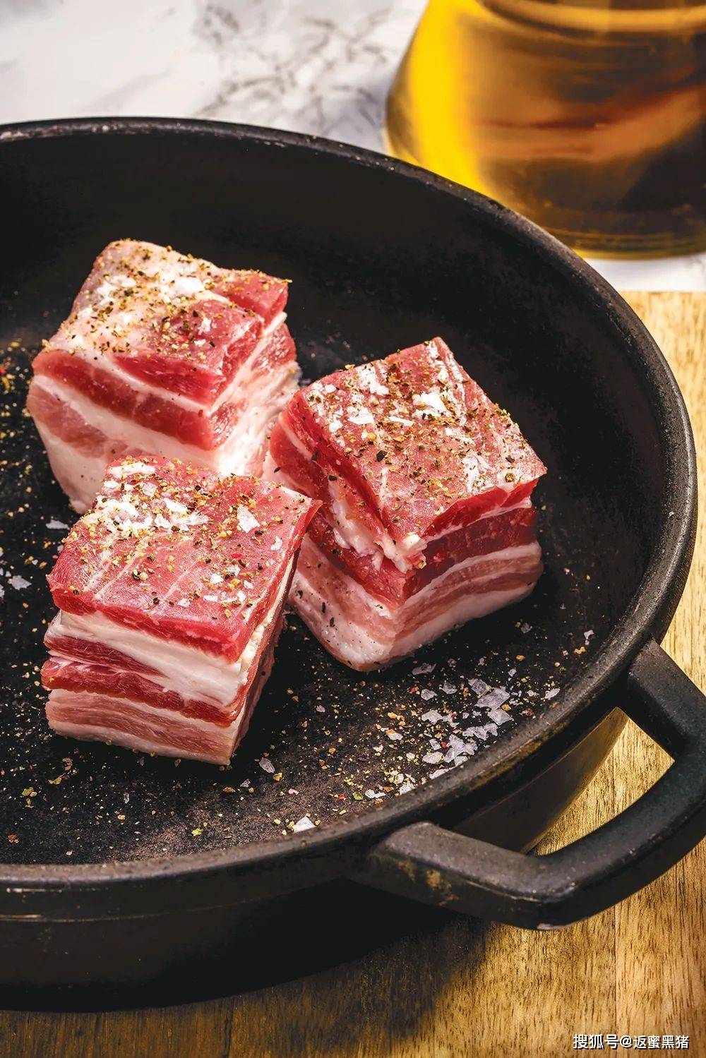 下巴|不愧是豬界的“優(yōu)秀代表”返蜜黑豬