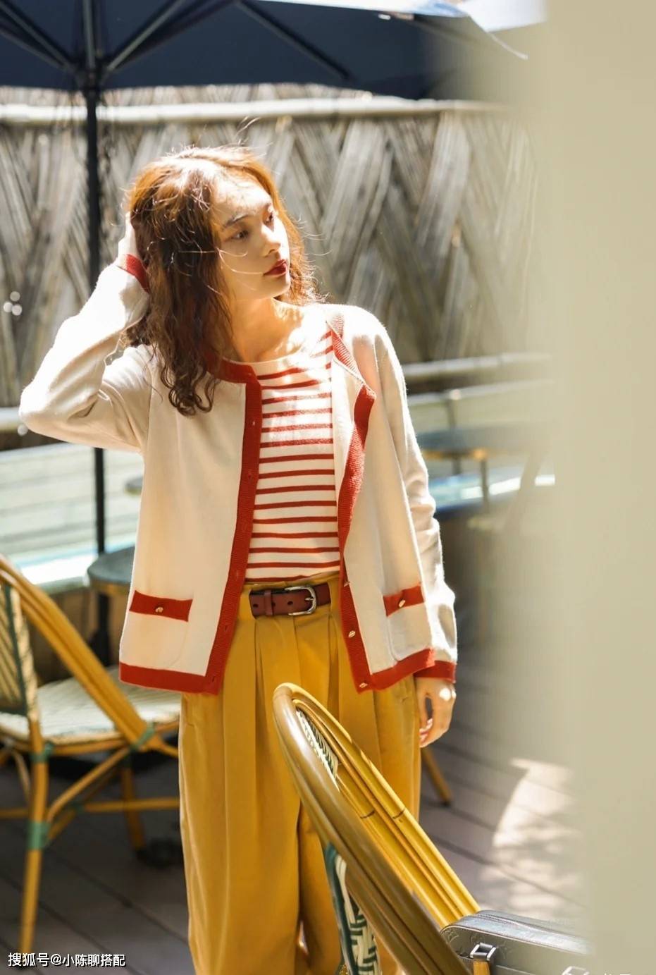 层次 贵气有质感的“卡其神裤”,优雅女人这样穿,比小白裤更高级