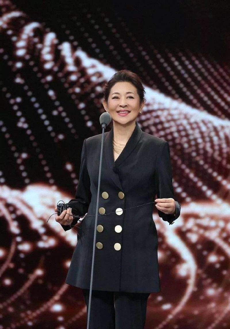 郎平 倪萍郎平同框，羽绒服穿起来都快认不出，不过依旧让人回忆满满