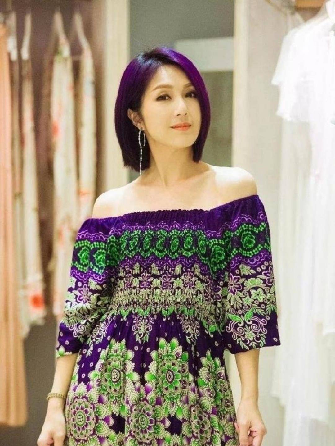 杨千嬅 杨千嬅紫色头发，在《妻旅3》太耀眼，穿着更是不像46岁的样子