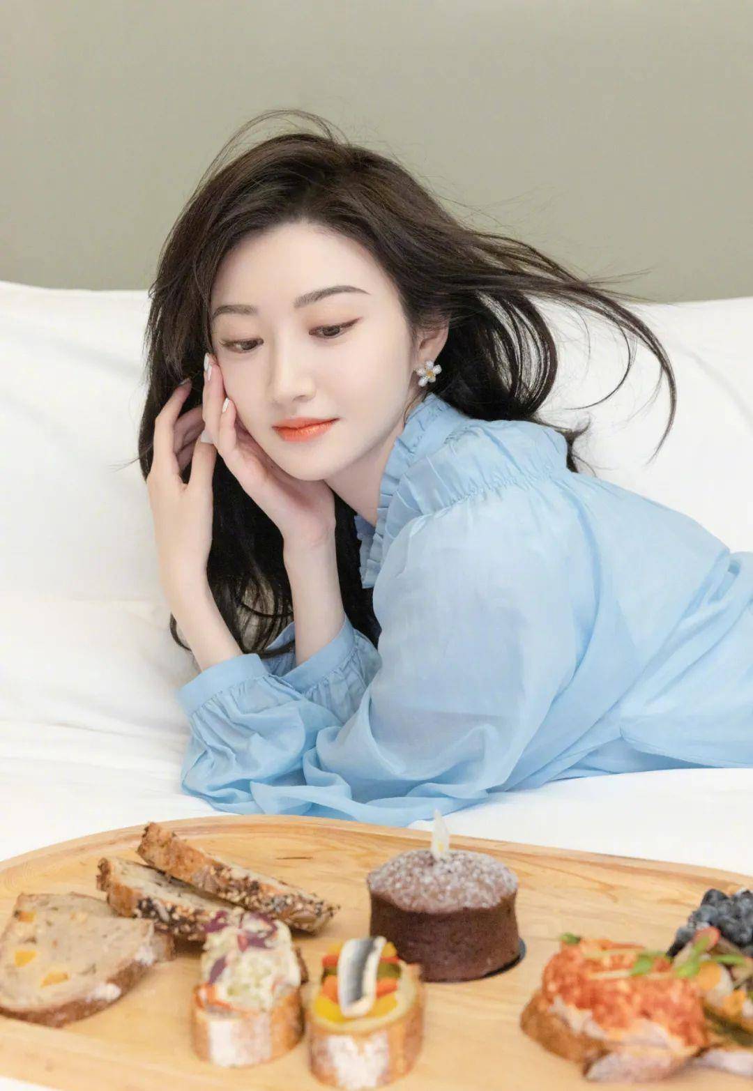 棕色画眉不贴骨，一定很辛苦（宋小宝让我顿悟）