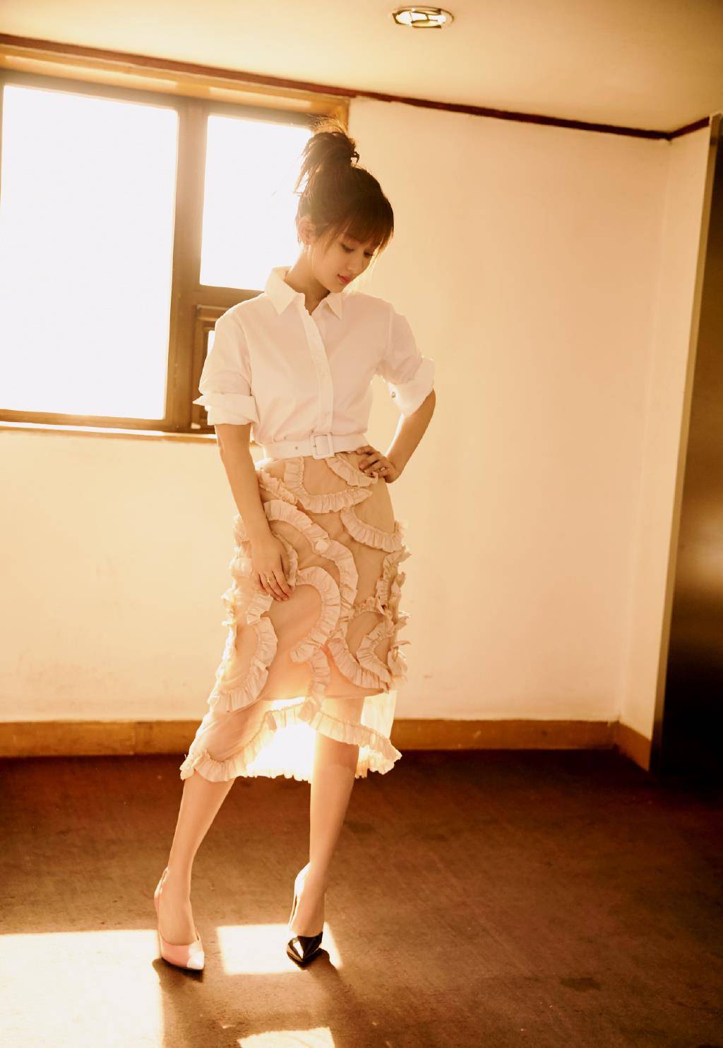 一身 杨紫新造型又意外“火”了,个性丸子头加法式刘海,轻松美回18岁