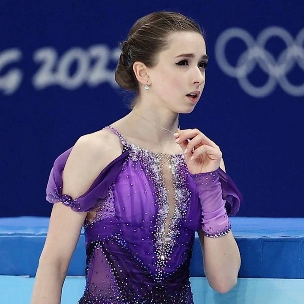 原创k宝回俄罗斯心情好瓦利耶娃佩戴冠军项链整个人被爱意包围